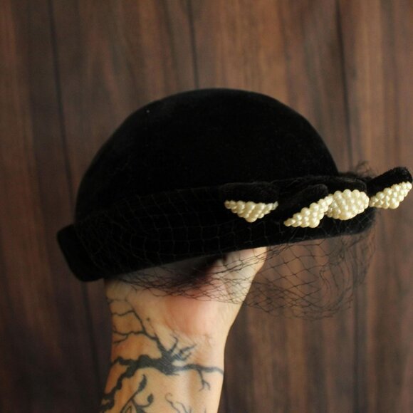Vintage 1940s Hat, Black Small Topper with Birdcage Veil and Faux Pearl - Picture 10 of 10